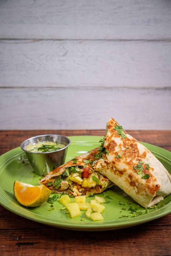 Burrito al pastor de Ventanita Tex Mex con piña y salsa