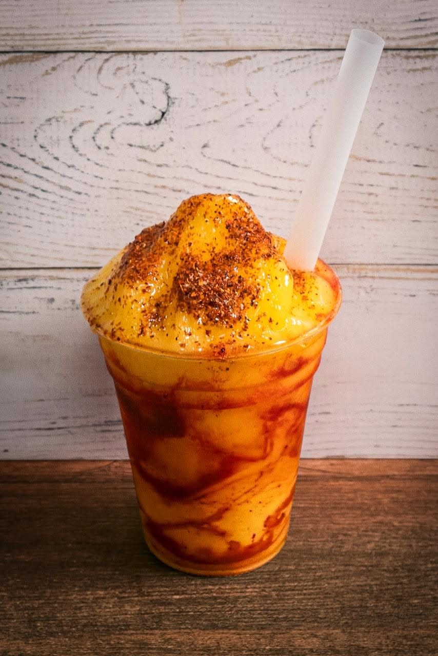 Mangonada con mango y chile de Ventanita Tex Mex